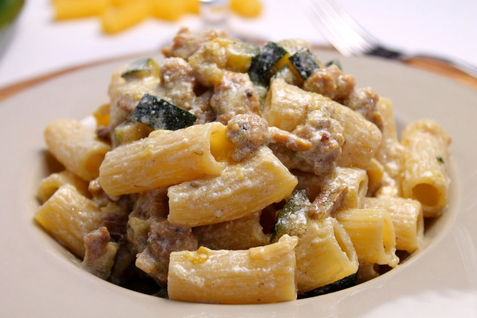 Rigatoni con salsiccia, funghi porcini, zucchine e ricotta