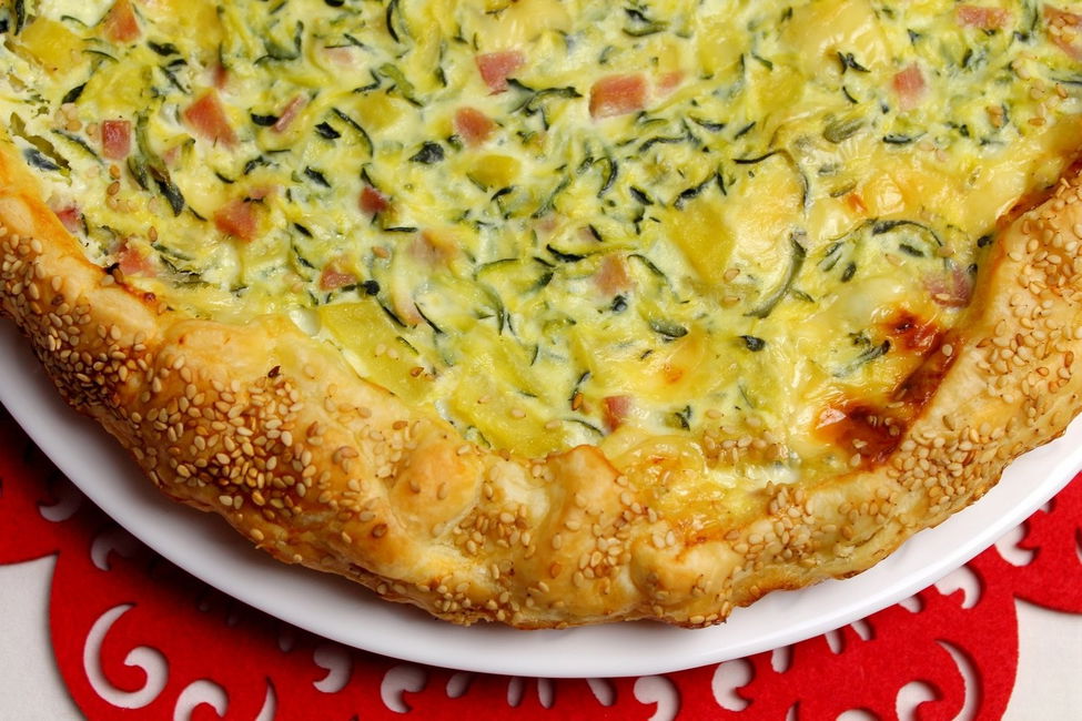 Torta salata con zucchine, patate, ricotta, prosciutto e Emmenthal