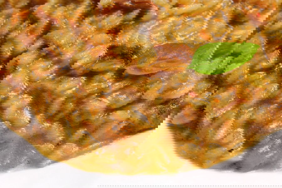 Risotto con funghi porcini secchi, salsiccia e pecorino