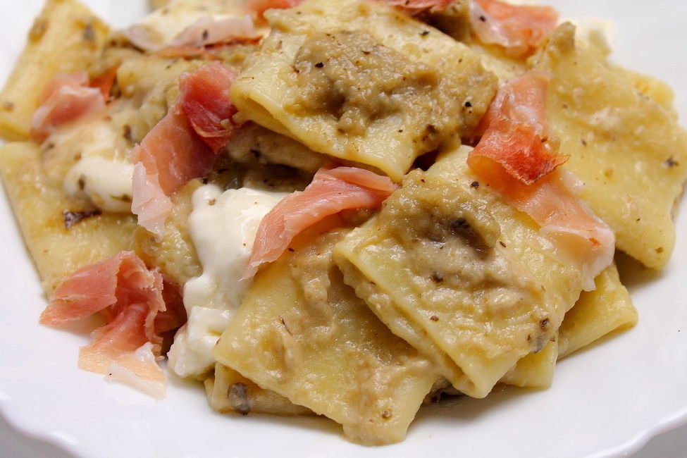 Paccheri freschi con crema di melanzane, stracchino e speck