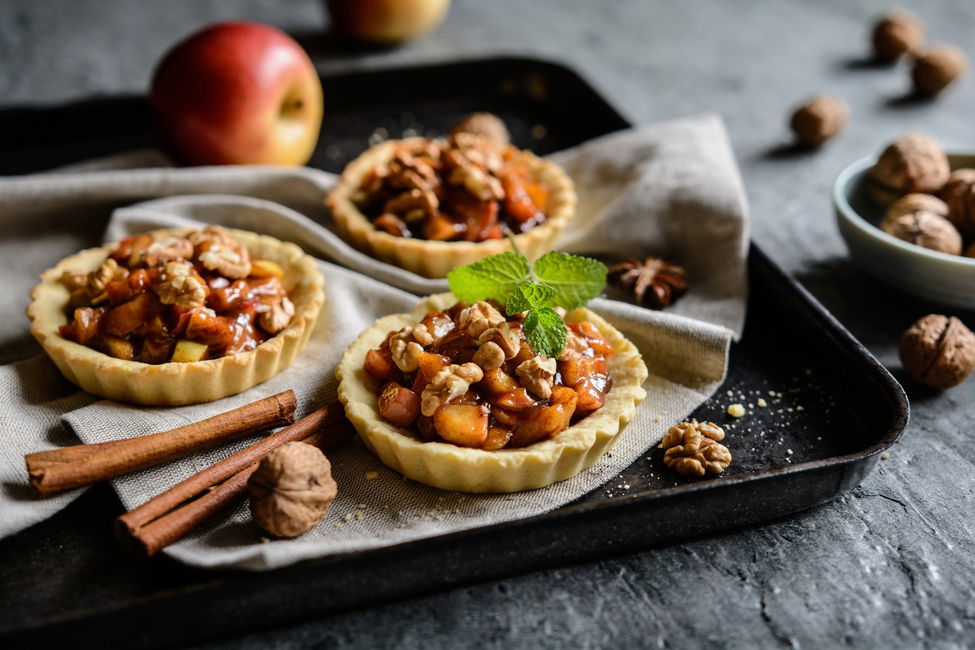 Tartellette natalizie superveloci con mele, noci e miele