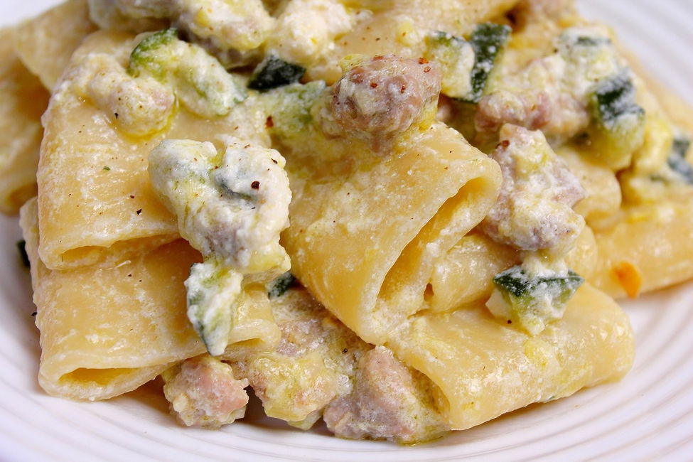 Paccheri freschi con salsiccia, zucchine e ricotta