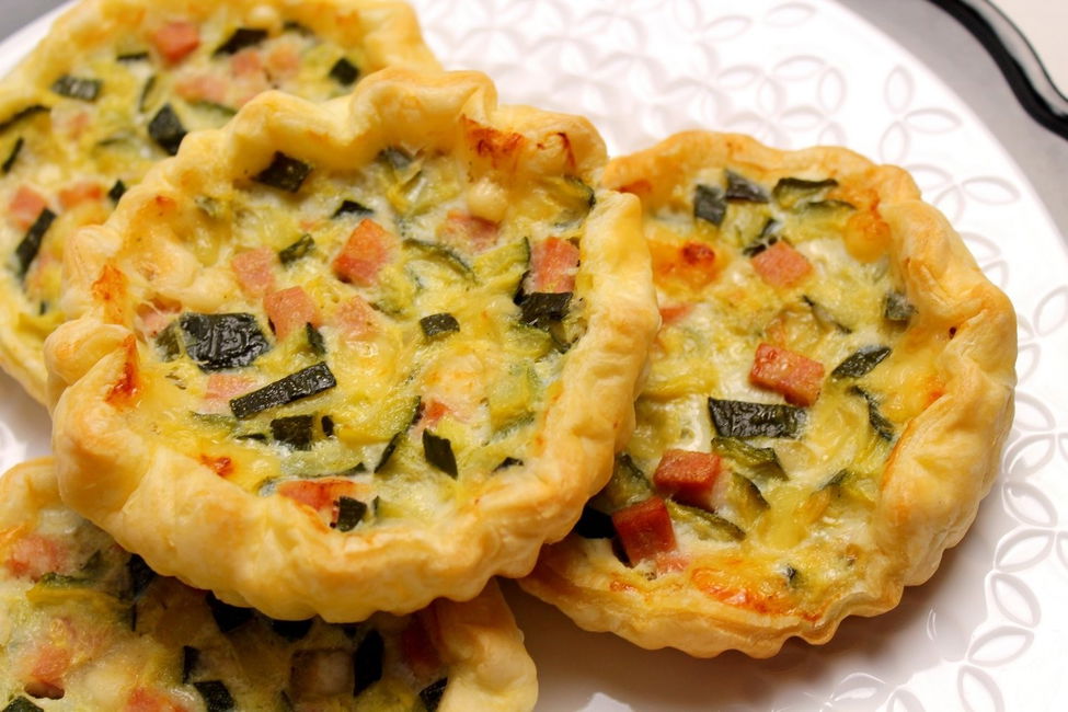 Mini quiches con zucchine, mortadella e Emmenthal