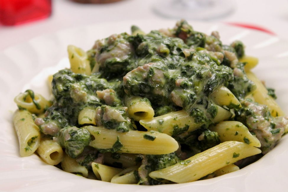 Penne rigate con spinaci, salsiccia e Philadelphia