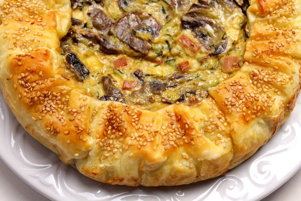 Torta salata con funghi, zucchine e mortadella