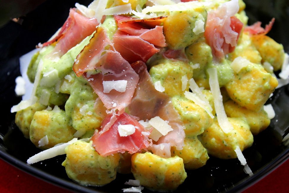 Gnocchi alla zucca con crema di zucchine, ricotta e speck