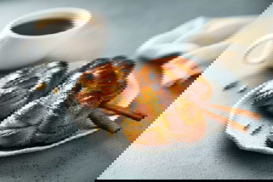 Brioches intrecciate con cardamomo e cannella