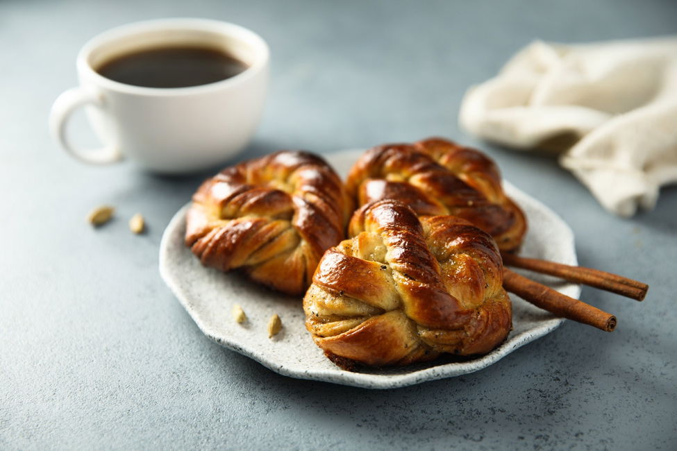 Brioches intrecciate con cardamomo e cannella