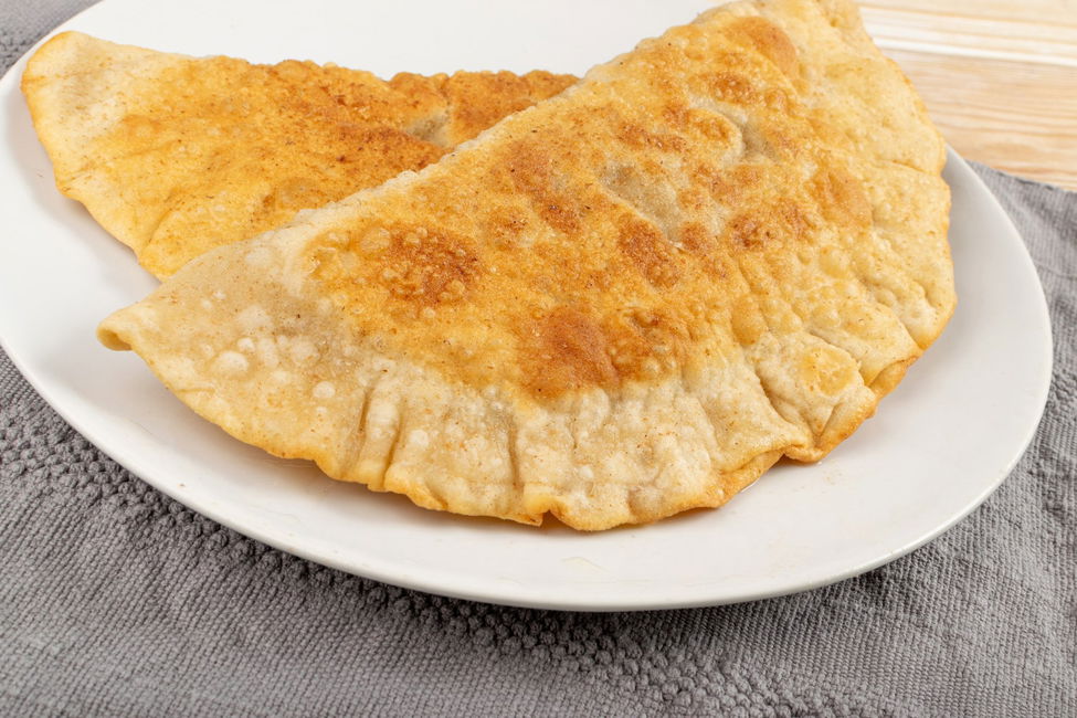 Chebureki ripieni di carne e cipolle