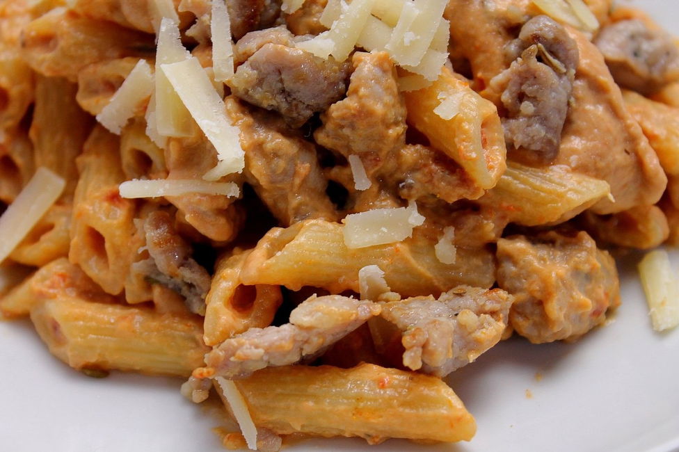 Penne con crema di melanzane, pomodori secchi, ricotta e salsiccia