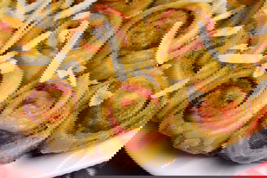 Torta di rose salata con pesto di pistacchio, prosciutto e scamorza