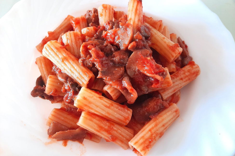 Pasta con sugo di salsiccia e funghi