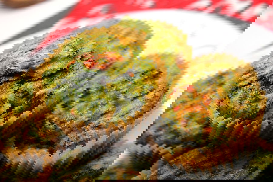 Muffin salati con spinaci, pancetta e pomodori secchi