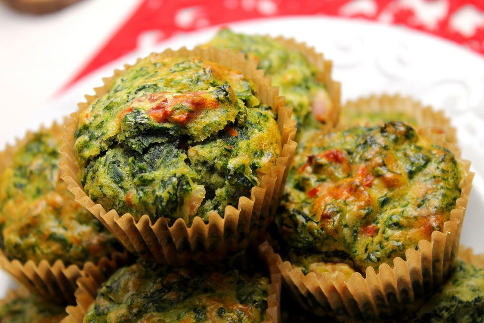 Muffin salati con spinaci, pancetta e pomodori secchi