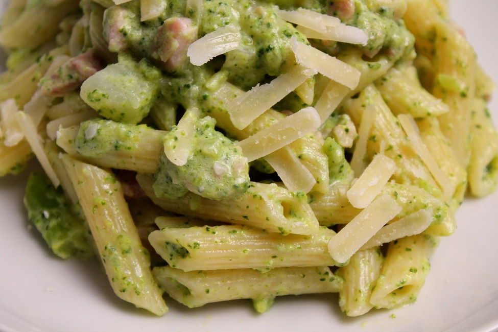 Penne rigate con broccoletti, pancetta e Philadelphia