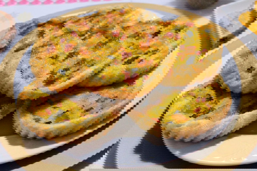 Mini quiches con zucchine, patate, prosciutto cotto e provola