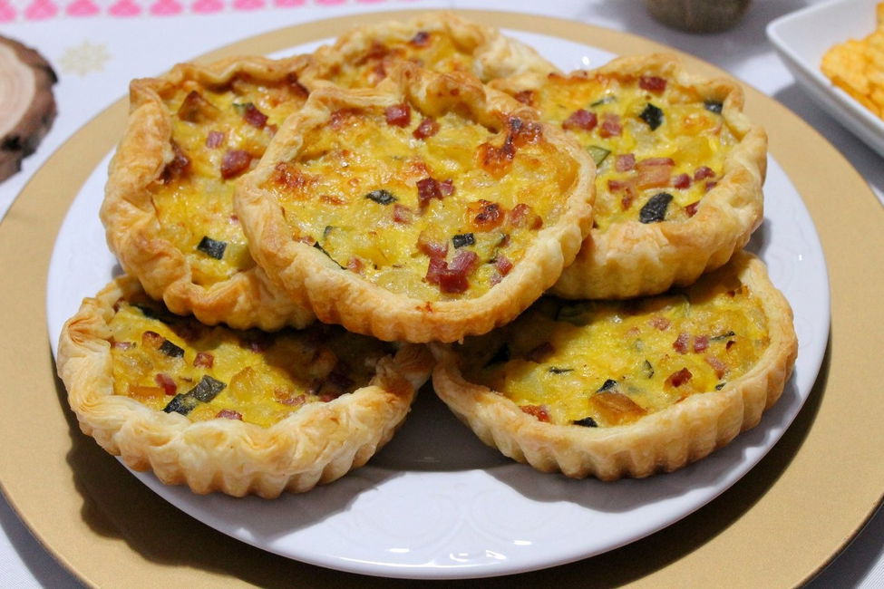 Mini quiches con zucchine, patate, prosciutto cotto e provola