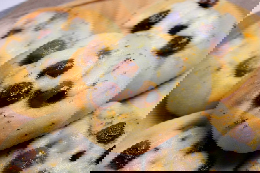 Focaccine alle olive e Asiago