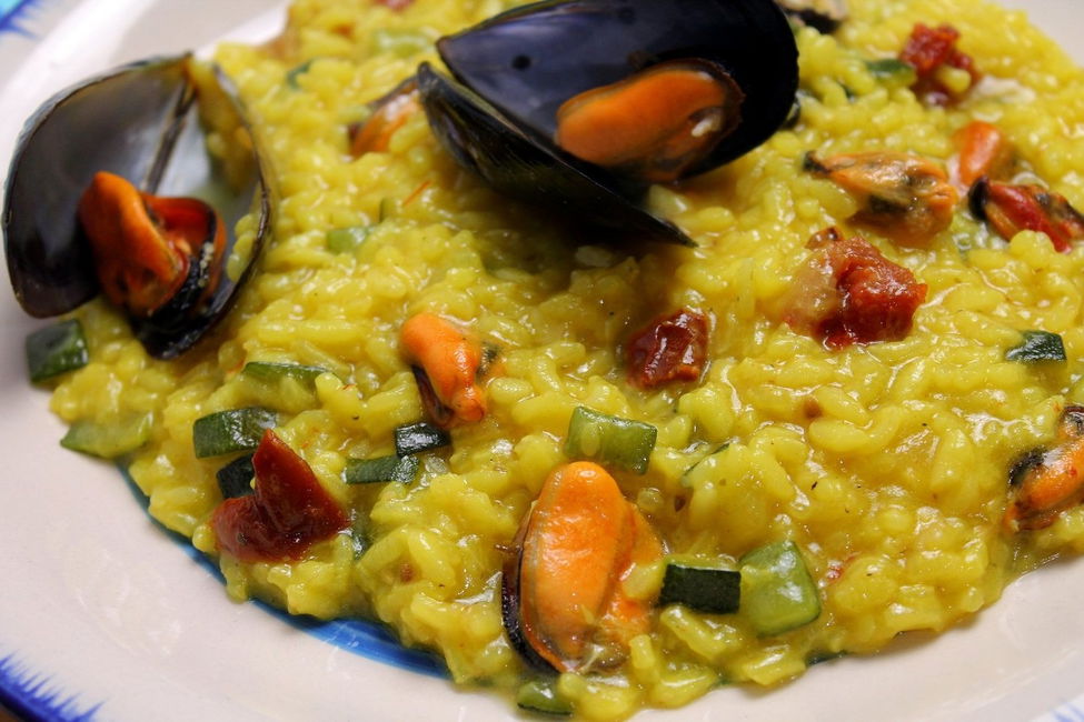 Risotto allo zafferano con cozze, zucchine e pomodori secchi