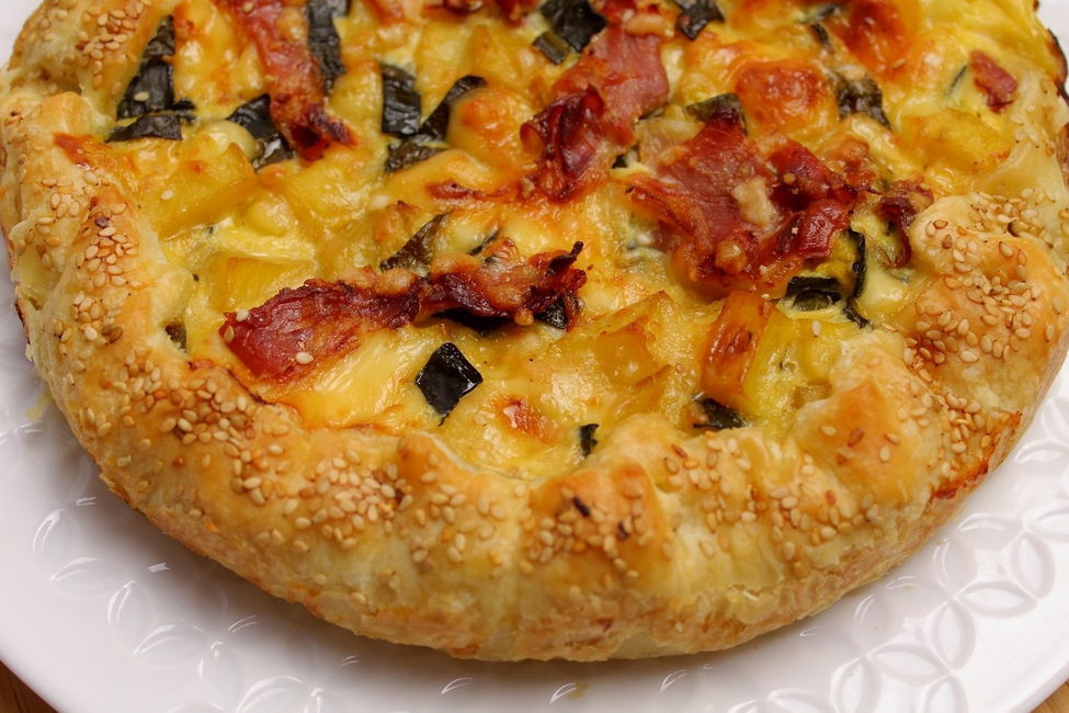 Torta salata con patate, zucchine, speck e scamorza affumicata