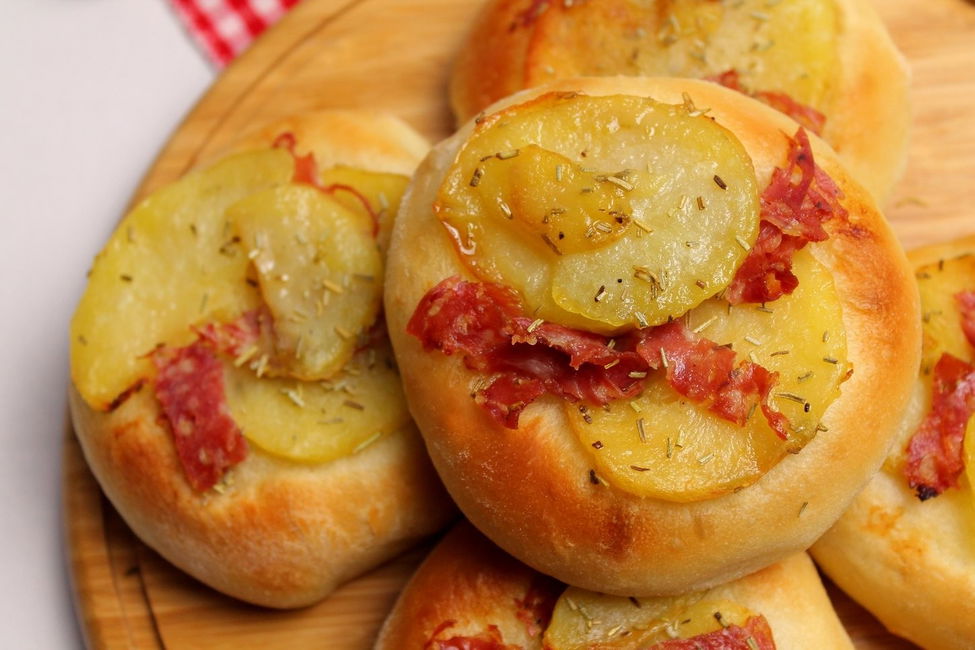 Focaccine con patate e salame