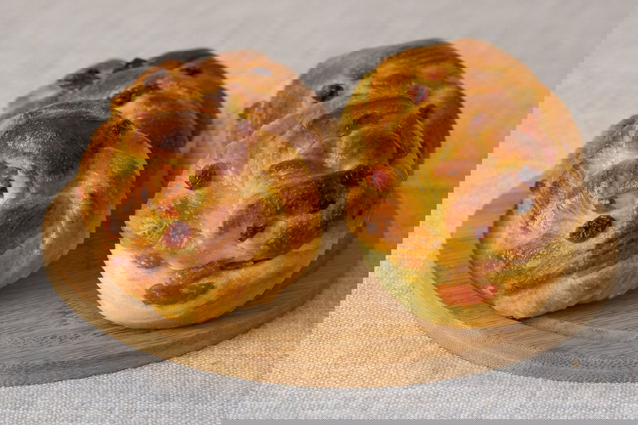 Brioche intrecciate con uvetta e albicocche disidratate