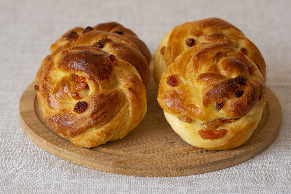 Brioche intrecciate con uvetta e albicocche disidratate