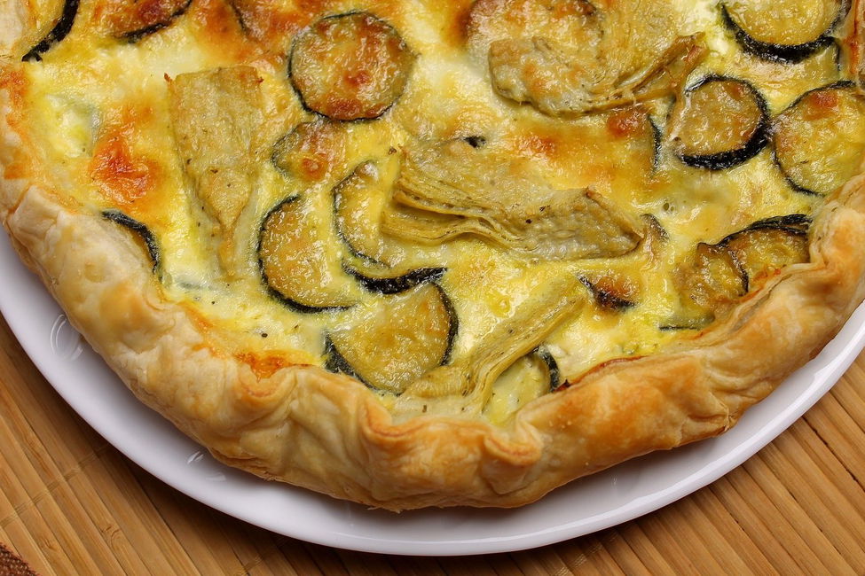 Torta salata con zucchine, carciofini e mozzarella
