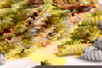 Fusilli con crema di zucchine, salsiccia e funghi porcini secchi