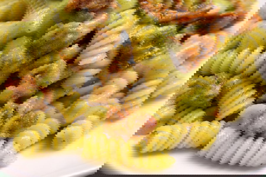 Fusilli con crema di zucchine, salsiccia e funghi porcini secchi