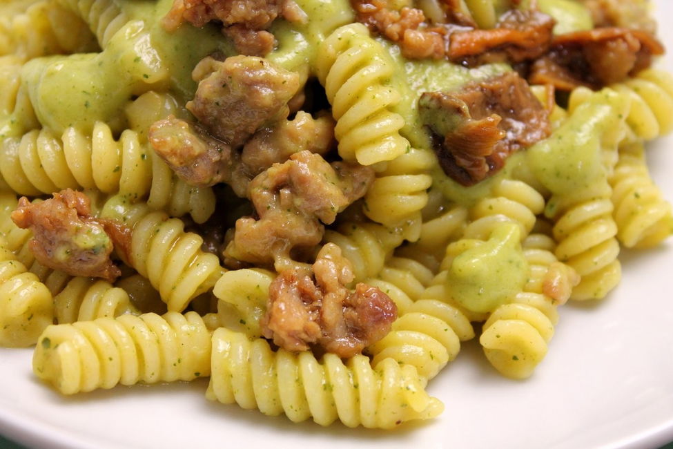 Fusilli con crema di zucchine, salsiccia e funghi porcini secchi