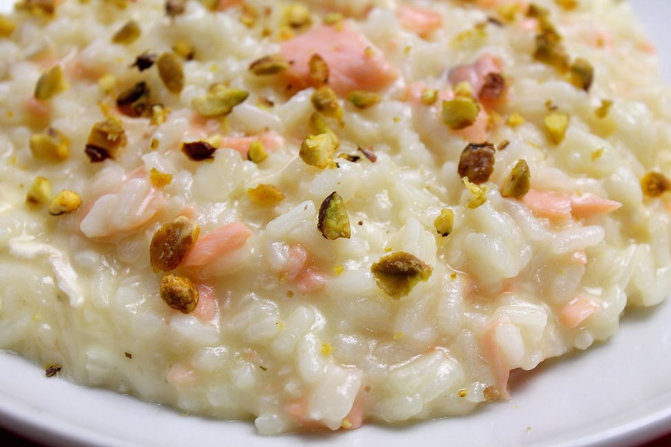 Risotto con salmone affumicato, brie e pistacchi