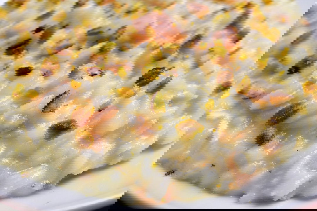 Risotto con salmone affumicato, brie e pistacchi
