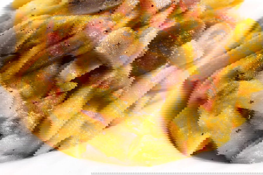Penne rigate con crema di zucca e ricotta, funghi e pancetta