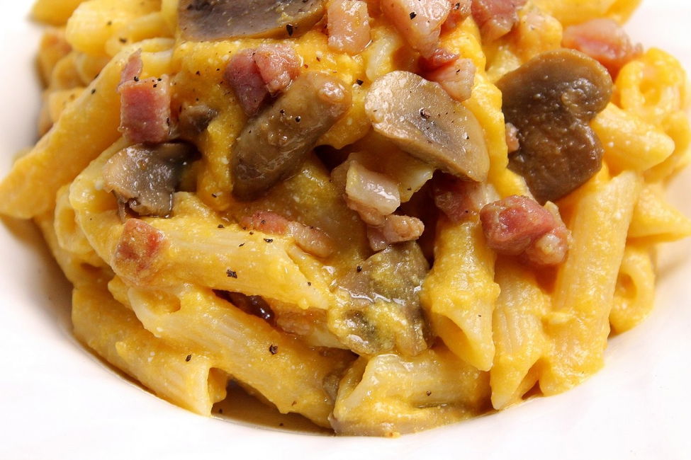 Penne rigate con crema di zucca e ricotta, funghi e pancetta