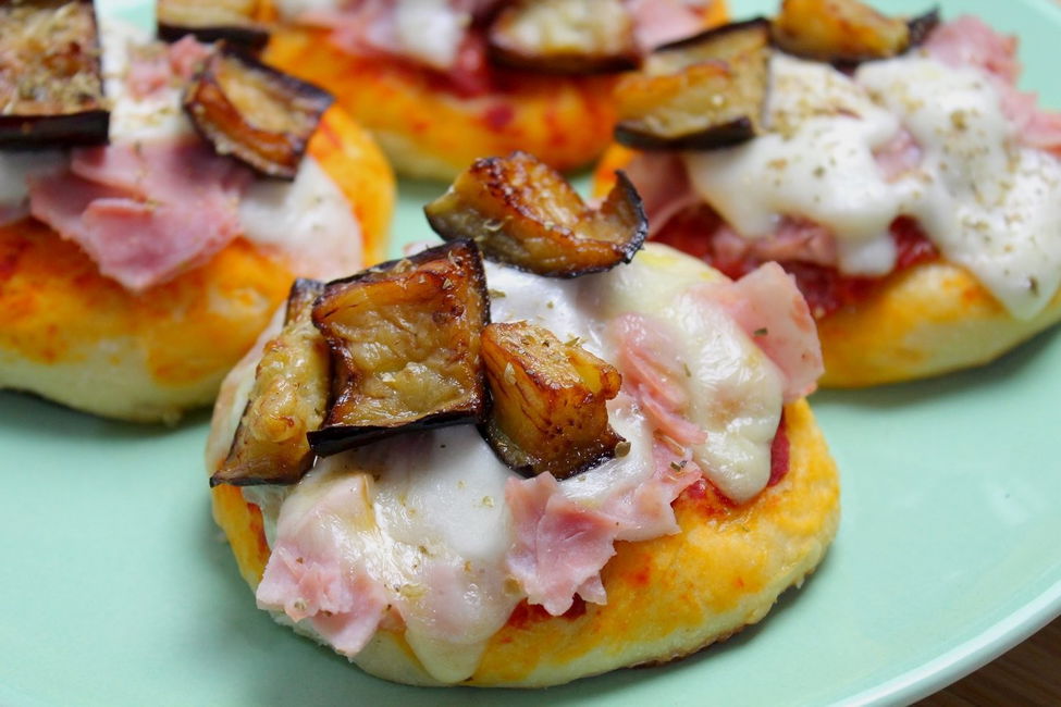 Pizzette con prosciutto cotto, melanzane e scamorza
