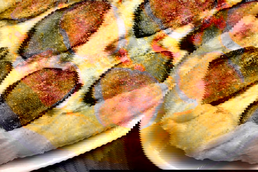 Sfoglia rustica con melanzane, zucchine, salsiccia e stracchino