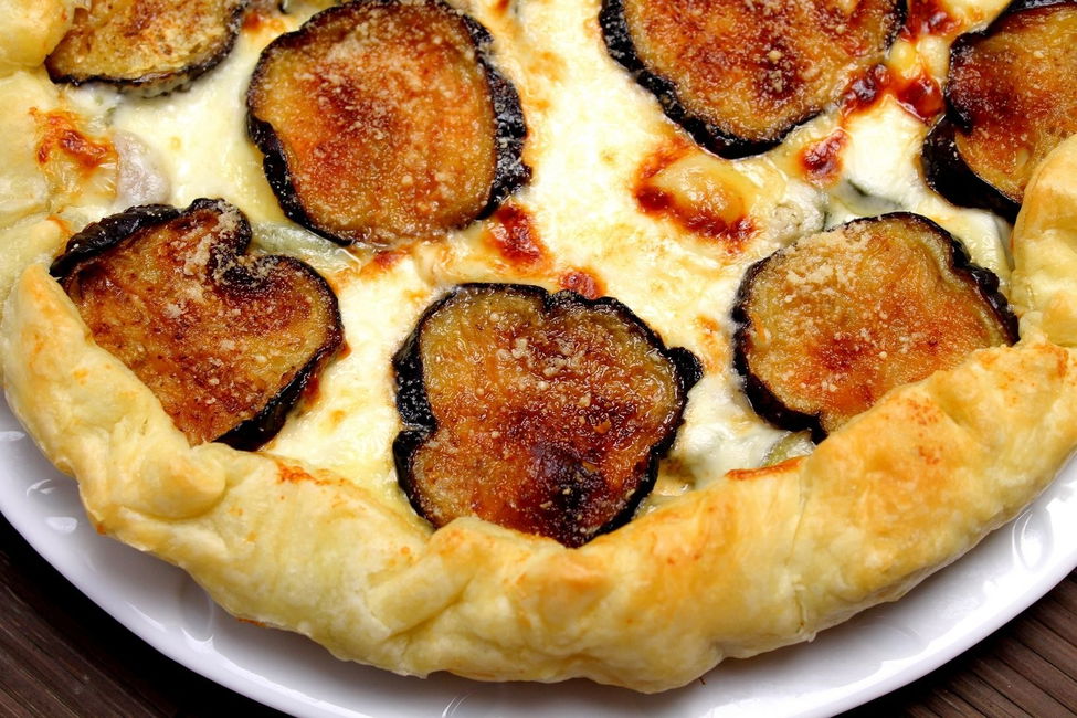Sfoglia rustica con melanzane, zucchine, salsiccia e stracchino