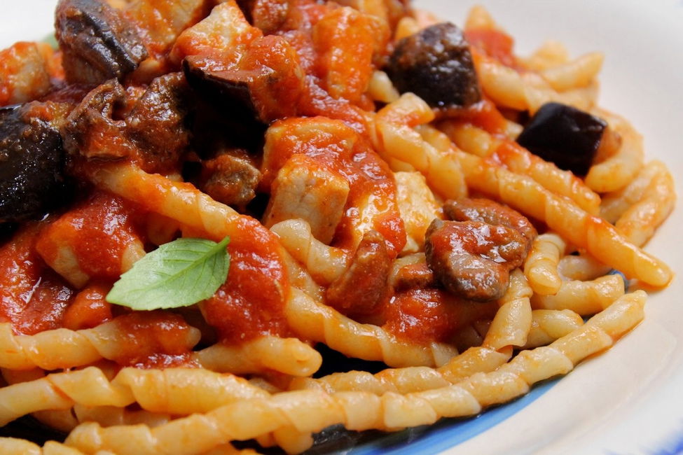 Busiate con pesce spada, melanzane e olive nere