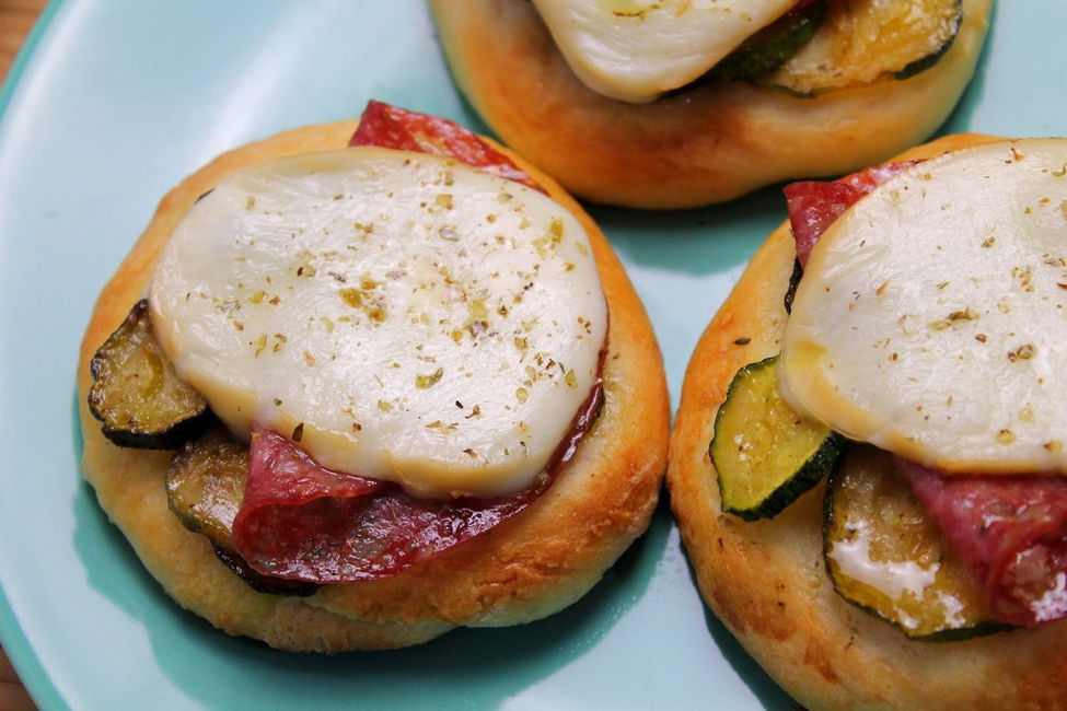 Focaccine alle zucchine con salame e scamorza affumicata