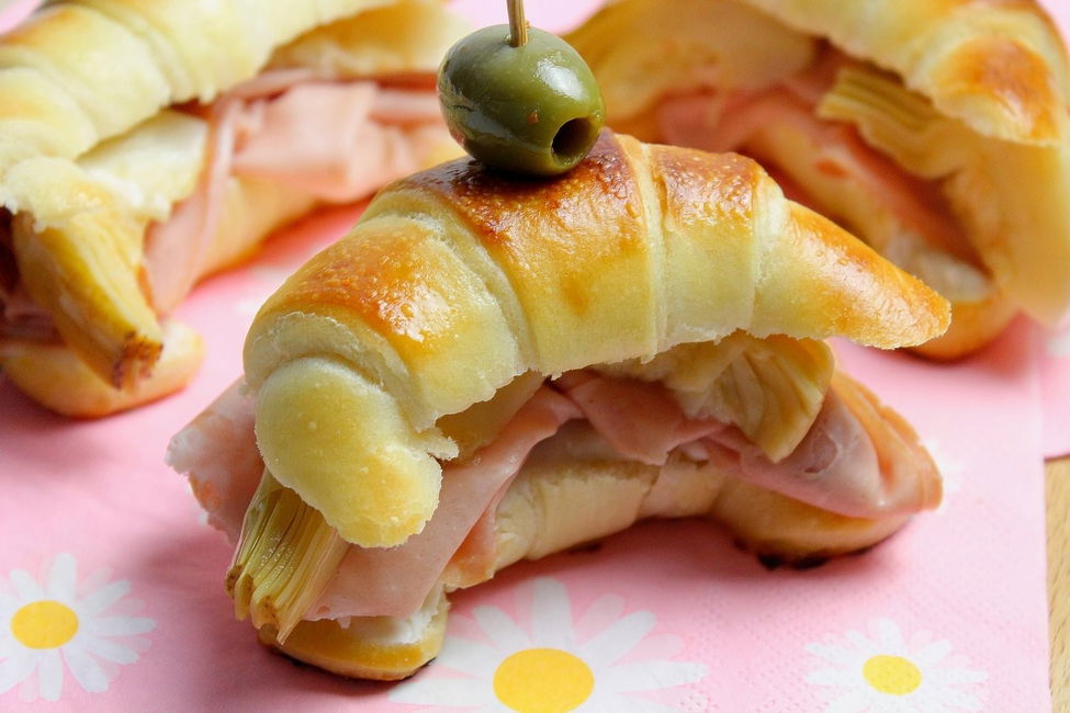 Mini cornetti salati con stracchino, mortadella e carciofini