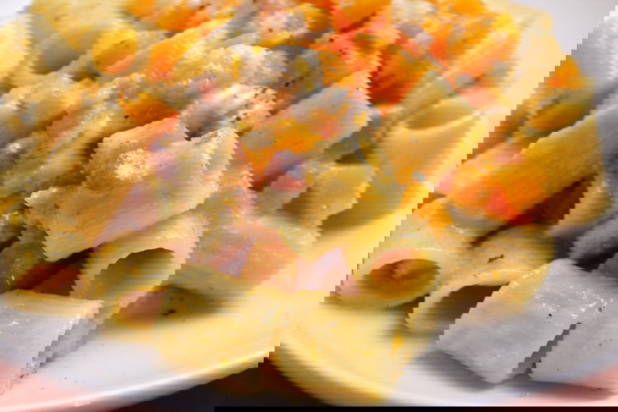 Mezzi rigatoni con zucca, pancetta, stracchino e gorgonzola