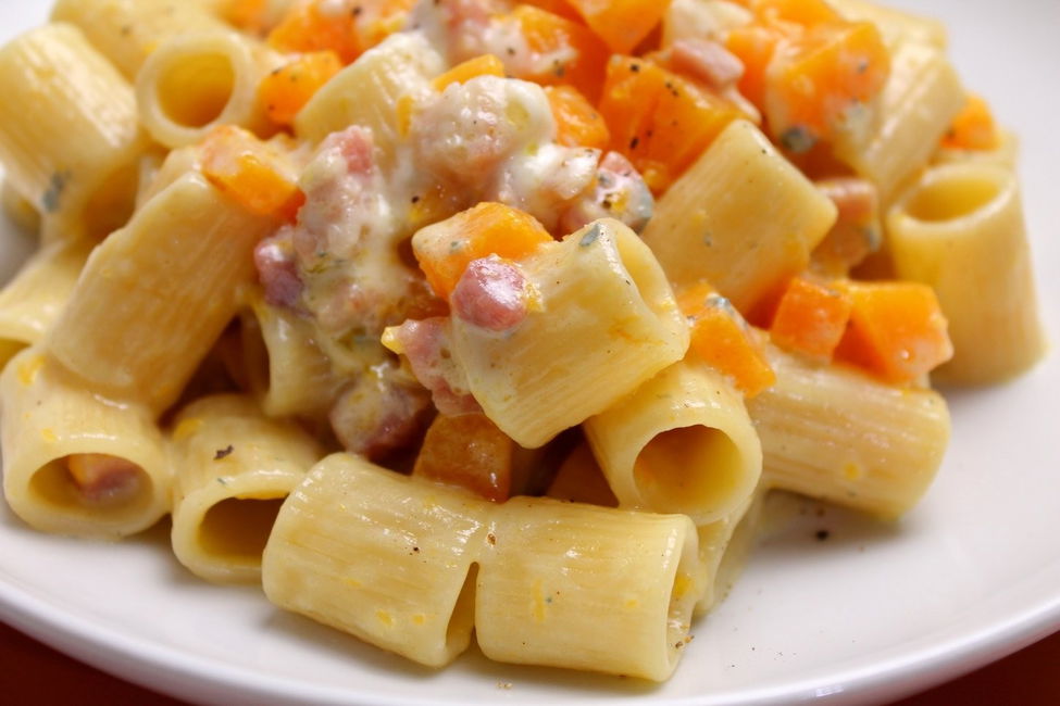 Mezzi rigatoni con zucca, pancetta, stracchino e gorgonzola