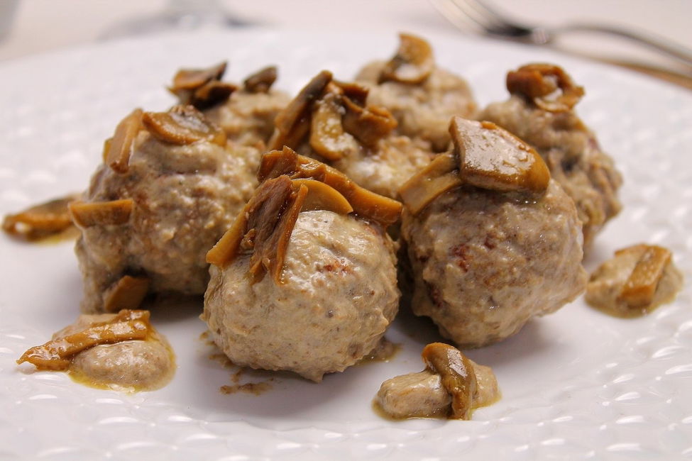 Polpette di scottona con crema di funghi e porcini secchi