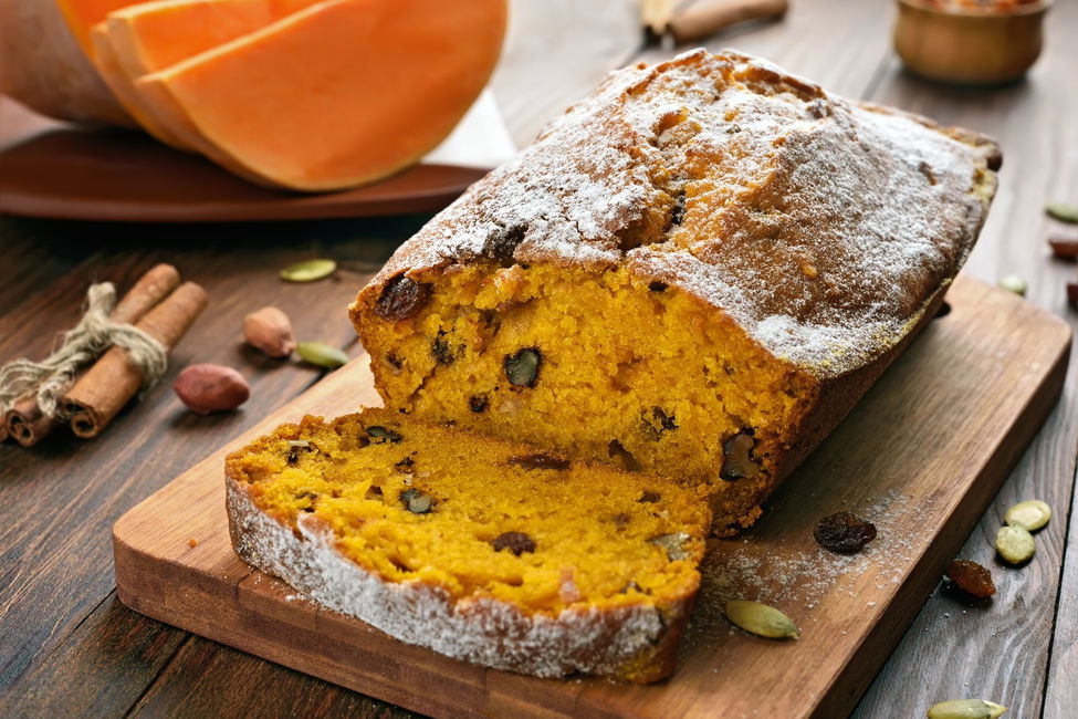 Pandolce zucca e cardamomo con uvetta, noci, semi di zucca e cannella