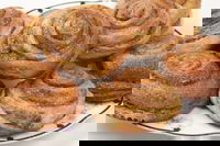 Cinnamon Rolls con burro di arachidi e glassa croccante