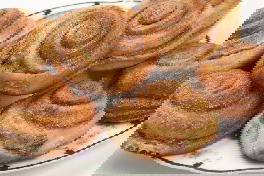 Cinnamon Rolls con burro di arachidi e glassa croccante