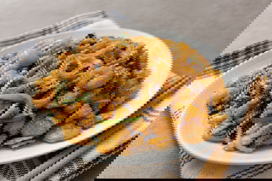 Fettuccine cinesi con cavolfiori, uova e gamberi