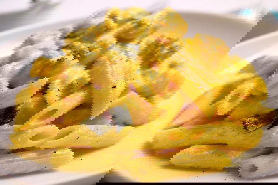Penne rigate con salsiccia, zucchine e crema di ricotta allo zafferano