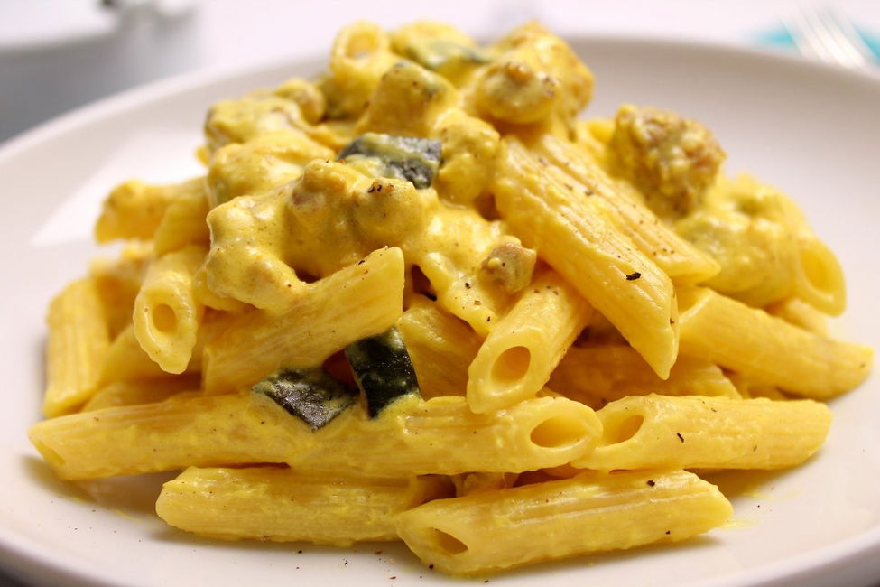 Penne rigate con salsiccia, zucchine e crema di ricotta allo zafferano